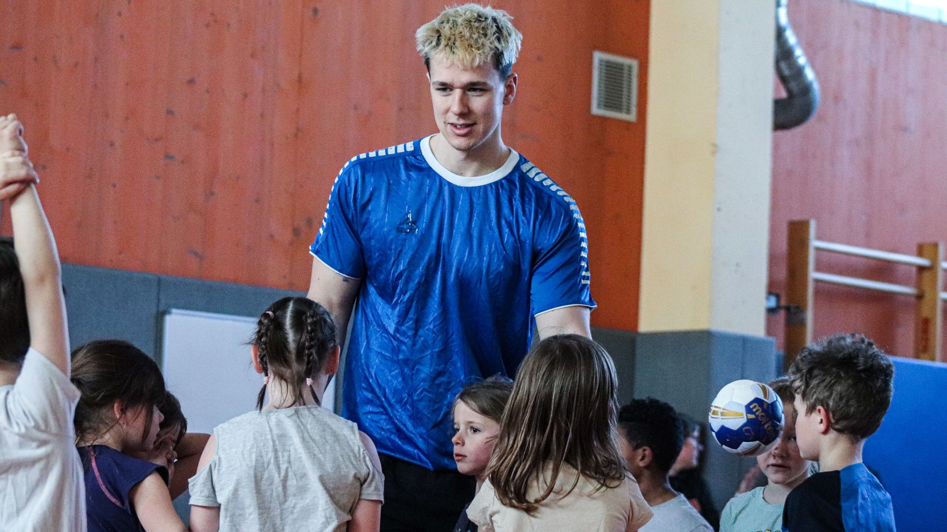 Tillman Leu mit den Grundschülern der GS Waldstraße in Roßlau