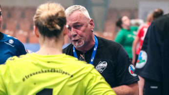 DRHV-Damentrainer Frank Eichardt im Gespräch mit seinem Team Saison 2024/25