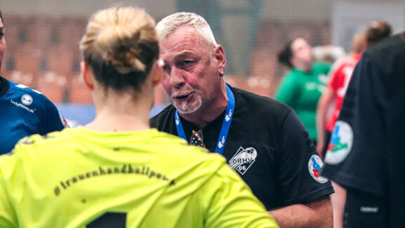 DRHV-Damentrainer Frank Eichardt im Gespräch mit seinem Team Saison 2024/25