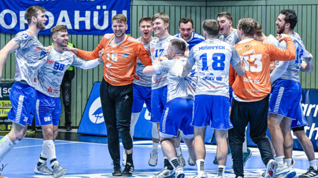 Teamjubel beim Auswärtssieg beim Bergischen HC Saison 2024/25