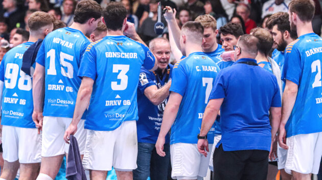 DRHV-Trainer Uwe Jungandreas bei einer Auszeit im Spiel gegen GWD Minden Saison 2024/25