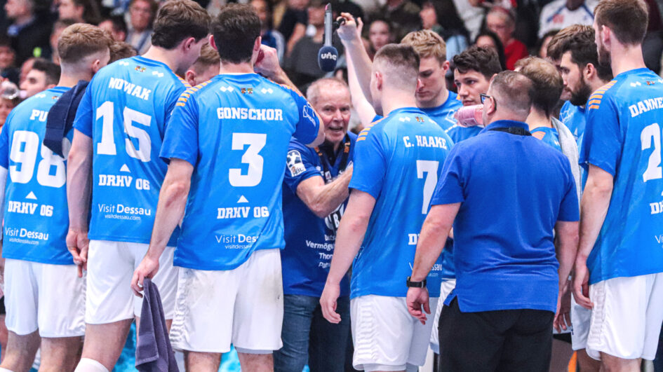 DRHV-Trainer Uwe Jungandreas bei einer Auszeit im Spiel gegen GWD Minden Saison 2024/25