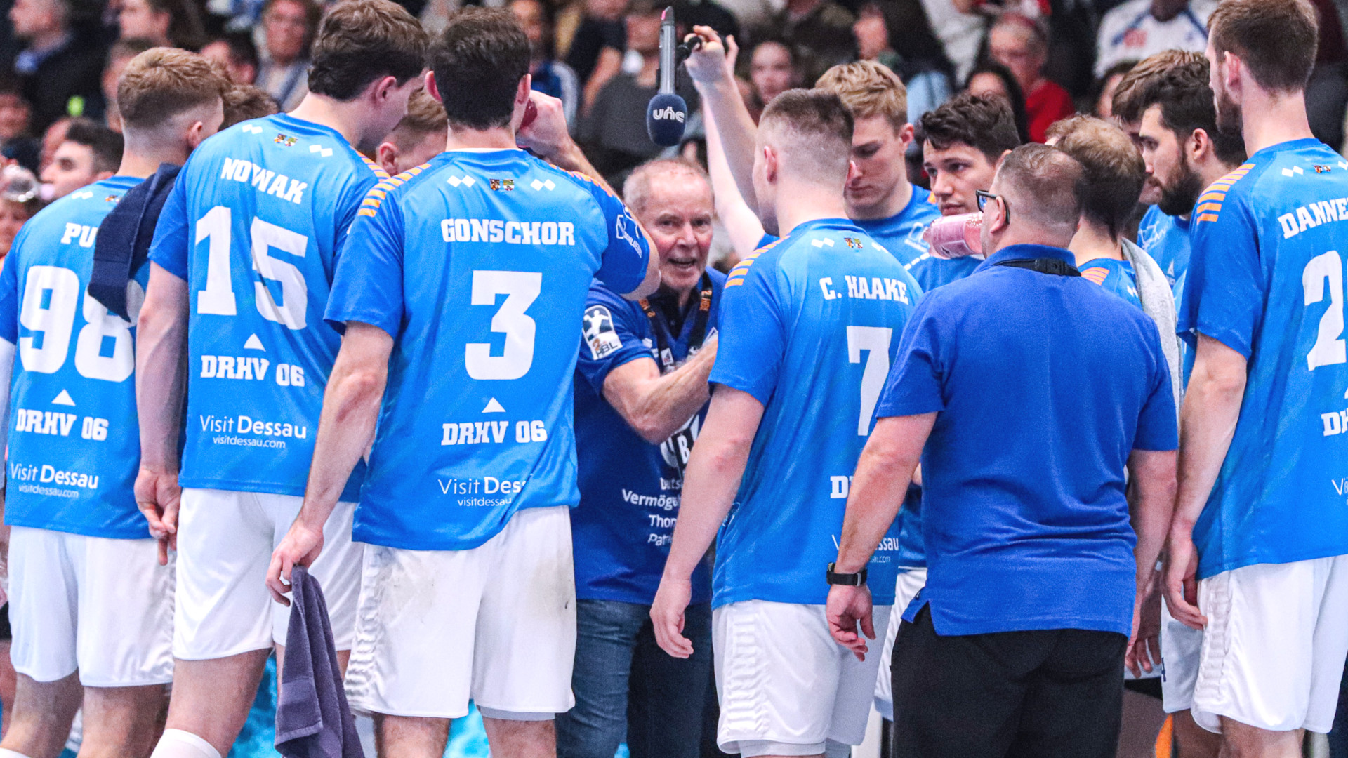 DRHV-Trainer Uwe Jungandreas bei einer Auszeit im Spiel gegen GWD Minden Saison 2024/25