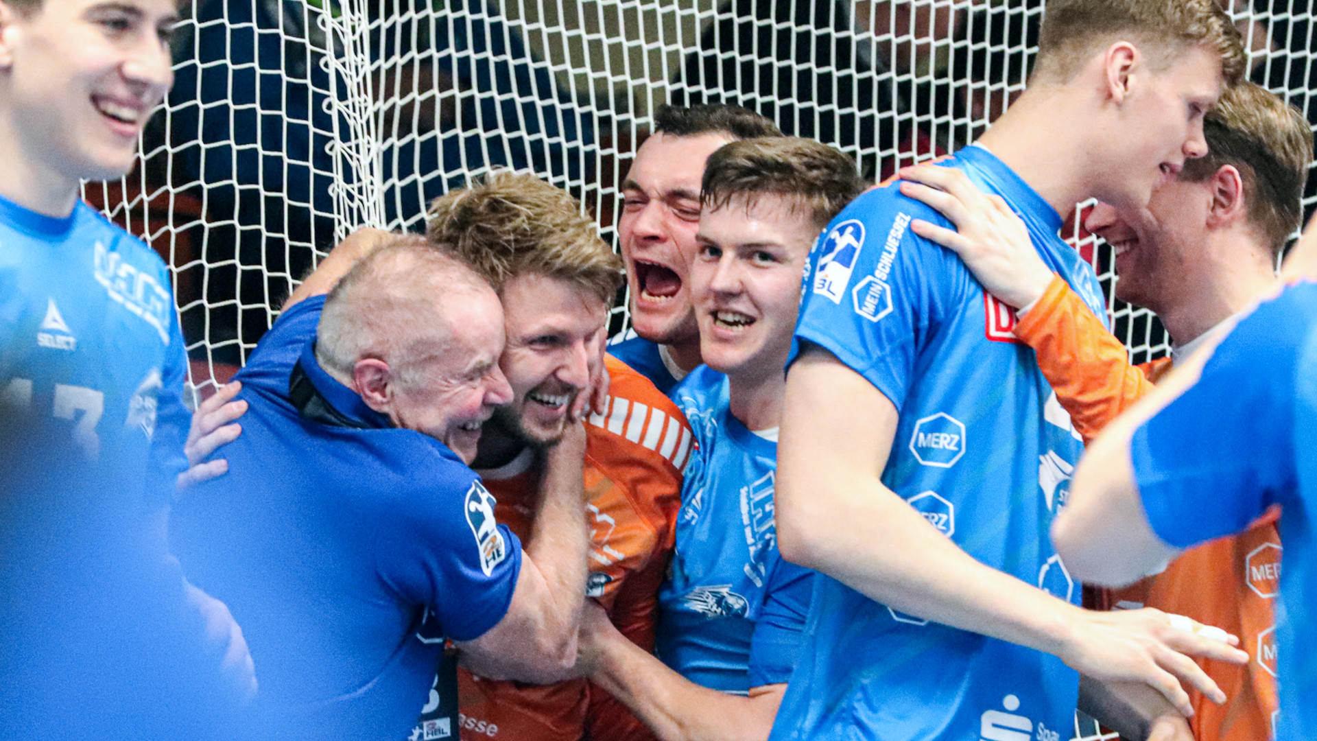 Jubelszene nach dem Heimsieg in letzter Sekunde gegen den TV Großwallstadt Saison 2024/25 mit Uwe Jungandreas und Philip Ambrosius und Fritz-Leon Haake