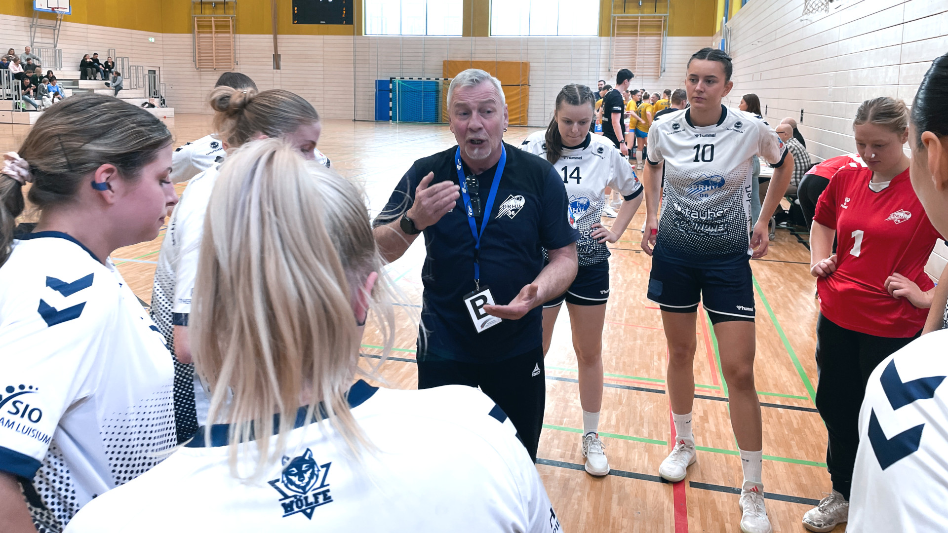 DRHV-Trainer Frank Eichhardt spricht mit seinem Team Saison 2024/25
