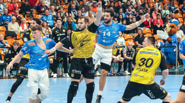 Tim Hertzfeld und Jakub Powarzyński im Spiel gegen den HSC 2000 Coburg Saison 2024/25