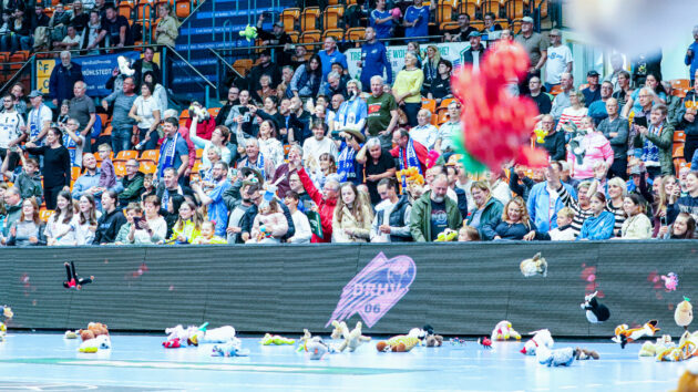 Kuscheltieraktion in der Anhalt-Arena am 25. Mai 2025