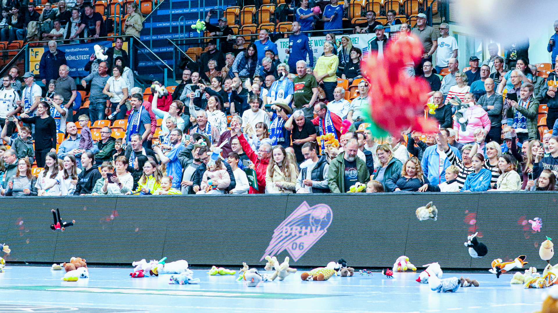 Kuscheltieraktion in der Anhalt-Arena am 25. Mai 2025